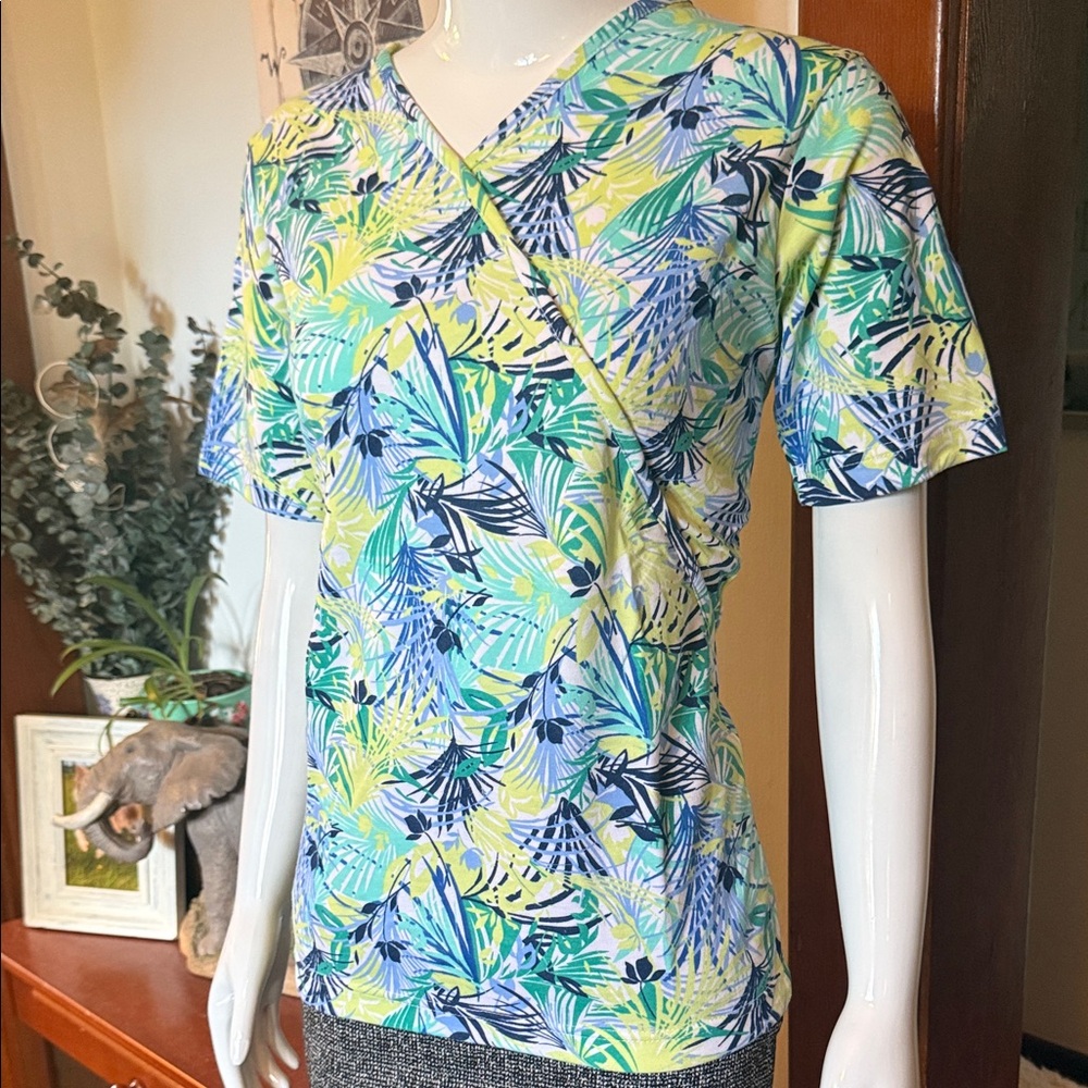 NWT Tabi size small Floral V-Neck Women Top - Multicolor